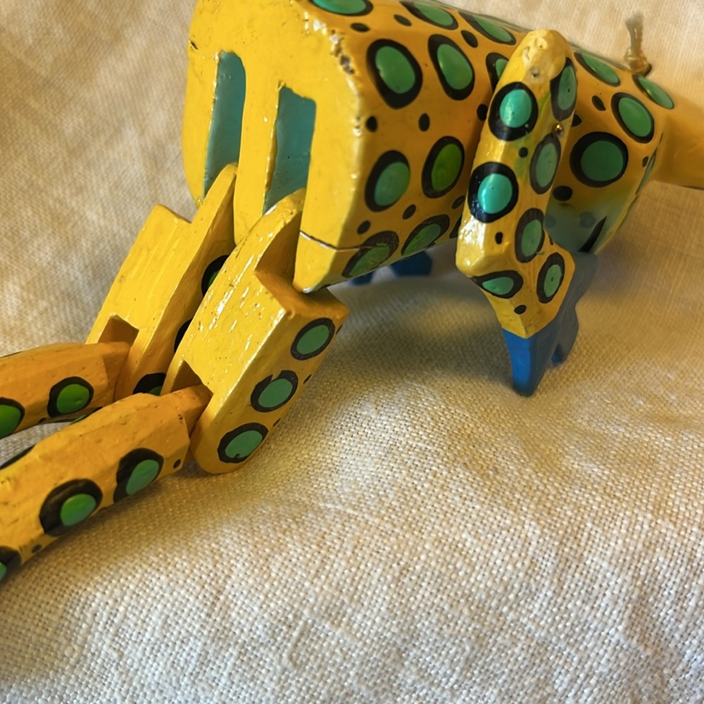 Articulated wooden frog ornament - Picture 4 of 6